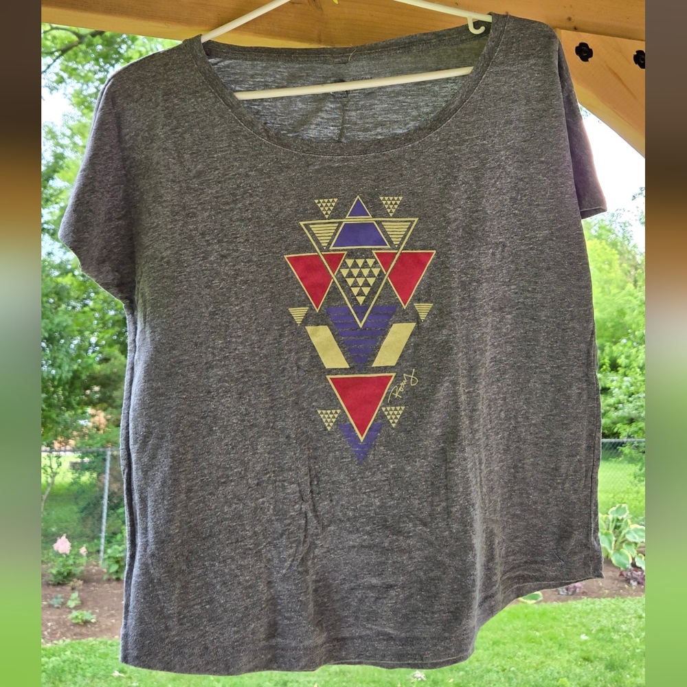Graphic Gray Short Sleeve Tee with Geometric Pattern
